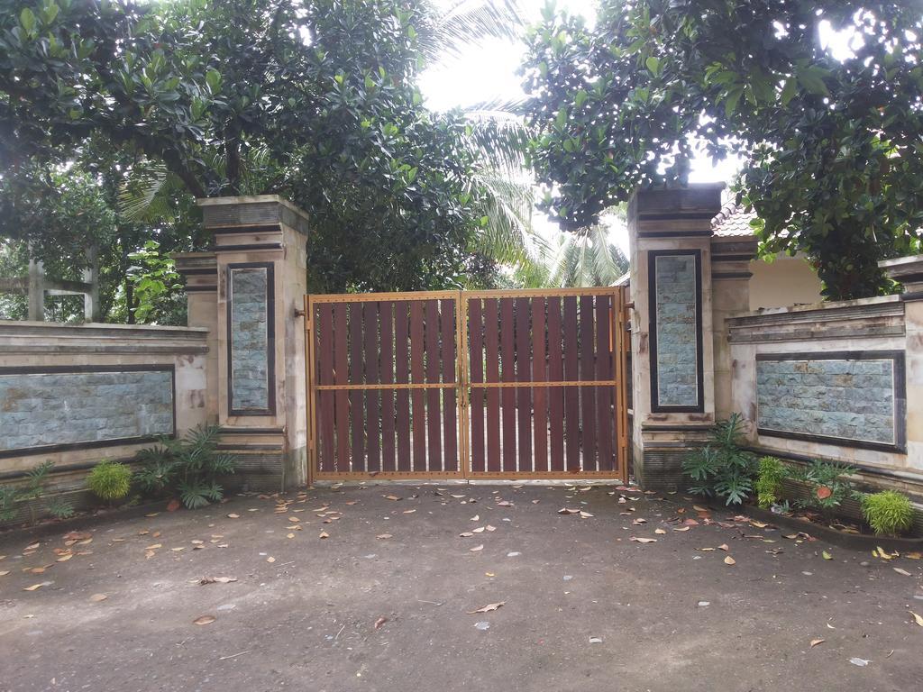 Gede'S Homestay เตจากูลา ภายนอก รูปภาพ
